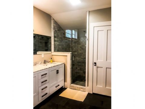 Bathroom on the second floor 