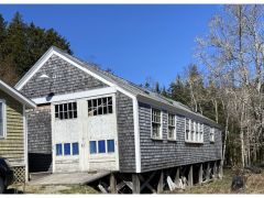 Boat house with seasonal studio apartment 